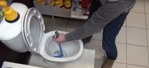 Устранить засор унитаза